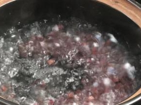 大火烧开后转小火熬煮半小时