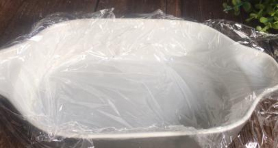 取一深盘子，铺上保鲜膜