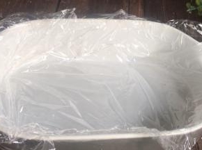 取一深盘子，铺上保鲜膜