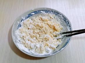 制作油酥: 低筋面粉加入猪油，搅拌成絮状。