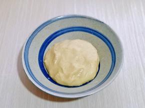 再揉成面团，盖上保鲜膜放旁边备用。