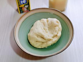 制作油皮:  将面粉放入大口的容器中，加入猪油，糖粉，分次加入椰汁，(椰汁不要一次性全部加入面粉中，一边加椰汁，一边用筷子搅拌，因为不同品牌的面粉吸水量不同，所以切记不要一次性加入。)