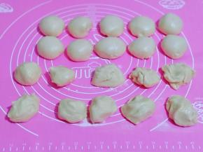 把做好的油皮与油酥各分成10等份，我做的量比较多，如果觉得多，可以把所有食材减半。