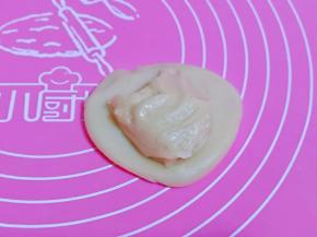 酥一小块油皮，总擀面杖轻轻擀圆，再包上油酥。