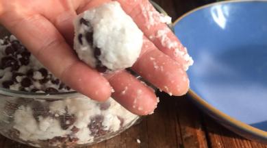 用手捏搓成小球