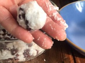 用手捏搓成小球