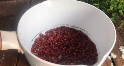 洗净沥水后放入锅中