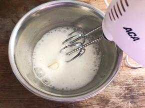 中速打发至粗泡消失，细泡状态，加入三分之一白砂糖