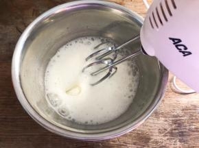 中速打发至粗泡消失，细泡状态，加入三分之一白砂糖