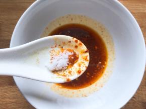 搅拌均匀后尝一下咸淡，放一丢丢盐