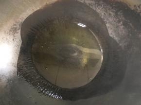 锅中倒入食用油，烧至6层熟