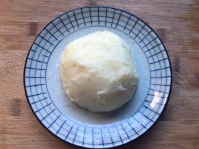 放入盘子中，做成圆形