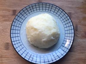 放入盘子中，做成圆形