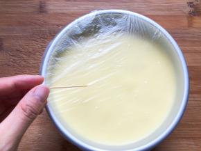 包上保鲜膜，用牙签扎几个小洞