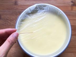 包上保鲜膜，用牙签扎几个小洞