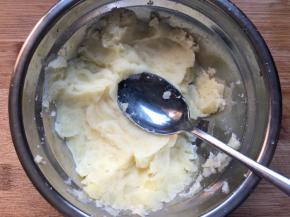 蒸软以后用勺子压成泥