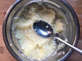 蒸软以后用勺子压成泥