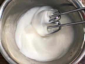 高速打发至有纹路状态，加入三分之一白砂糖