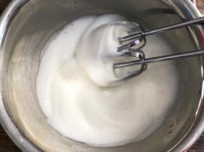 高速打发至有纹路状态，加入三分之一白砂糖