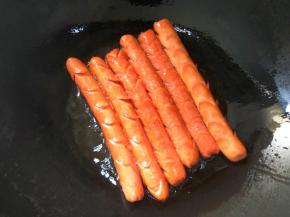 炸至两面金黄，火腿肠开花捞出