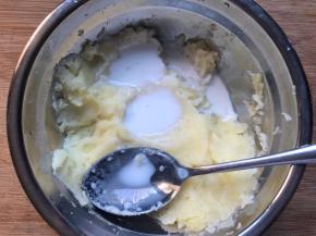 加入纯牛奶搅拌均匀