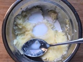 加入纯牛奶搅拌均匀