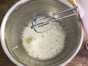 蛋白加入柠檬汁，低速打发至粗泡状态，加入三分之一白砂糖