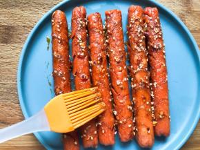 刷到火腿肠表面即可开吃