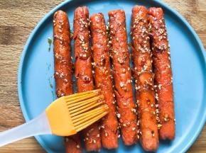 刷到火腿肠表面即可开吃