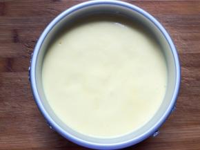 倒入6寸模具中，轻震两下气泡