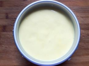 倒入6寸模具中，轻震两下气泡