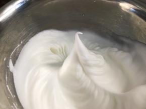 继续高速打发至有拉起打蛋头有弯钩状态