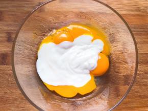 蛋黄和酸奶混合搅拌均匀