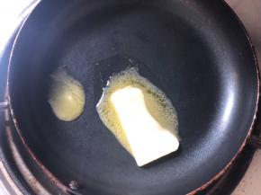 锅中放入黄油