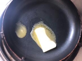 锅中放入黄油