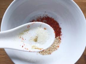 一丢丢细砂糖，倒入刚刚炸火腿肠的热油