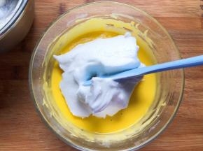 分一半蛋白到蛋黄糊中搅拌均匀