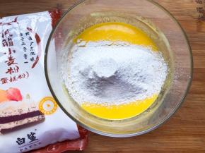 筛入低筋面粉搅拌均匀