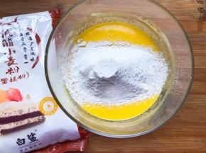 筛入低筋面粉搅拌均匀