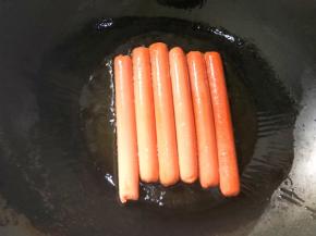 放入火腿肠小火炸