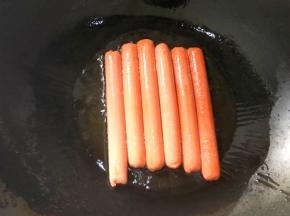 放入火腿肠小火炸