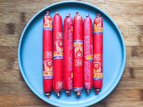准备好6根火腿肠