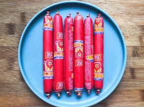 准备好6根火腿肠