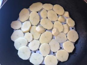 土豆切片放在蒸格上蒸熟蒸软