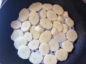 土豆切片放在蒸格上蒸熟蒸软