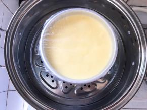 放入蒸锅中，盖上盖子，大火煮开，关中小火蒸60分钟，蒸好后倒扣晾凉脱模