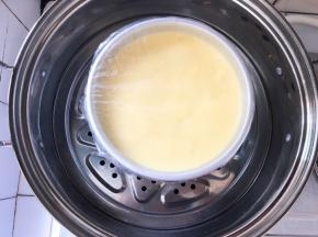 放入蒸锅中，盖上盖子，大火煮开，关中小火蒸60分钟，蒸好后倒扣晾凉脱模