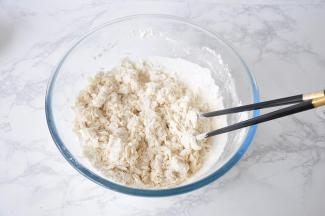 将糖与面粉混合，然后把酵母水均匀的洒在面粉上，借助筷子把面粉搅抖均匀，成雪花状。 不要担心蒸出的包子有糖味，因为加入糖，可以增加酵母的活性，但酵母不要和糖直接接触。每一种面粉的吸水量不同，您在搅拌时可以预留10克的水，拌起来揉一下，再决定增加或减量。