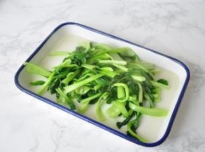 在等待面团发酵的过程中，我们开始准备馅料，把油菜洗净，然后入沸水中略焯变软过凉后挤净水份备用。
