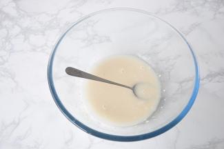 首先将酵母用温水化开，略静置，待水面上产生微小的气泡就可以了。这样做，可以快速增加酵母活性，使酵母充分溶解，面团发酵起来更快。